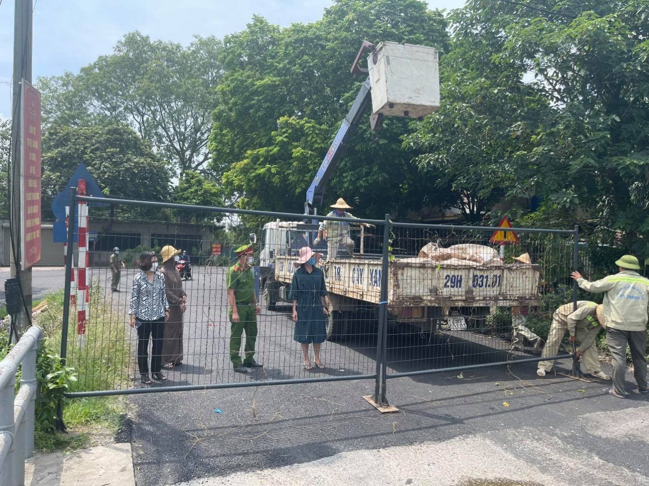 Người dân không di chuyển qua các cầu có chốt cứng rào chắn